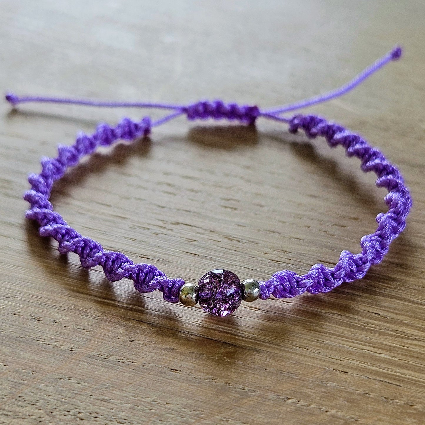 Makramee-Armband – Twist - rissige Quarzperlen lila