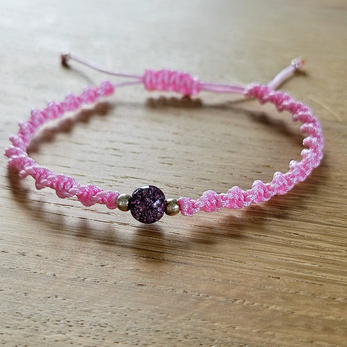 Makramee-Armband – Twist - rissige Quarzperlen lila