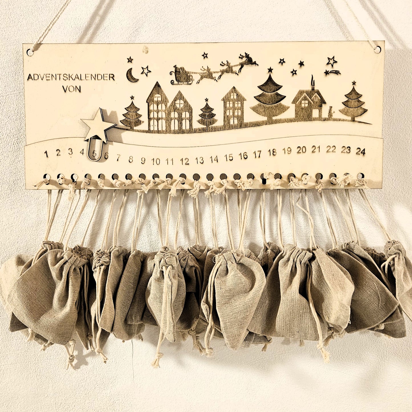 Calendrier de l'Avent « Village de Noël avec motif de randonnée »
