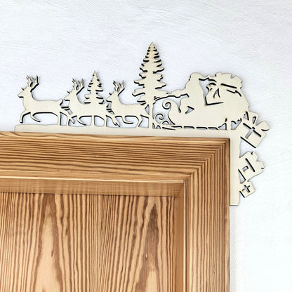 Décoration de porte « Père Noël et rennes »