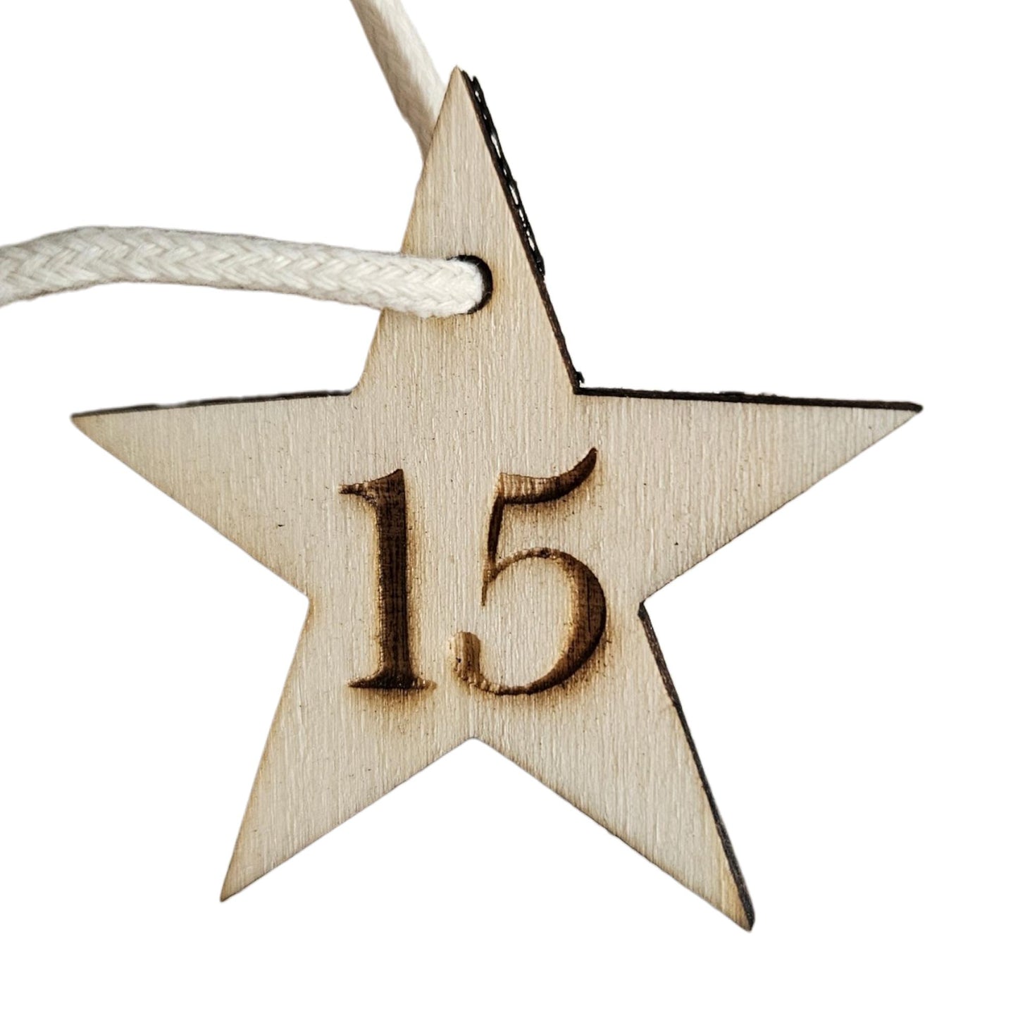 Étoiles en bois gravées de 1 à 24