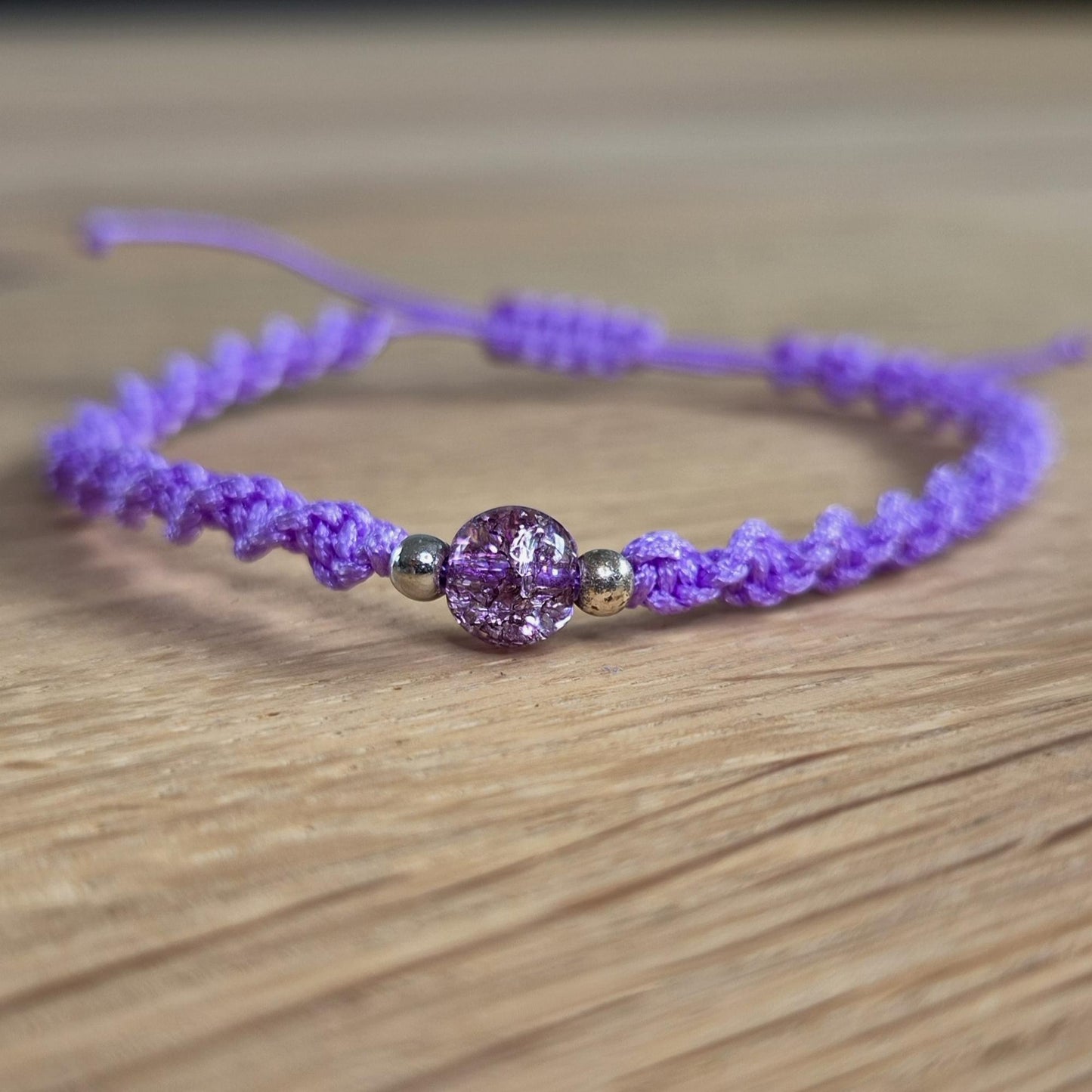 Makramee-Armband – Twist - rissige Quarzperlen lila